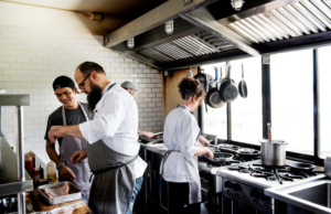 cocinero y auxiliar de cocina