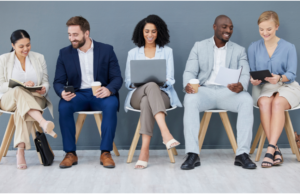 Personas esperando entrevista de trabajo