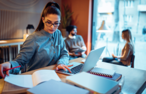 persona estudiando para el mercado laboral