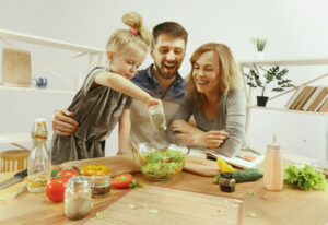 niña con sus padres cocinando